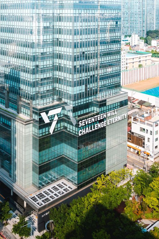 하이브 사옥에 래핑된 세븐틴 글귀. 사진ㅣ하이브