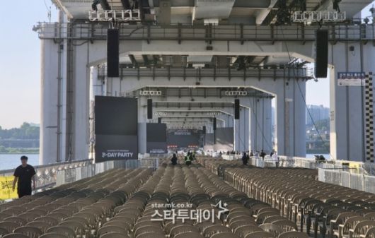 세븐틴이 잠수교에서 K팝 아티스트  최초 무대를 꾸몄으며 공연에 약 6천여 좌석이 말련됐다. 사진ㅣ지승훈 기자