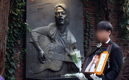 지난해 7월 세상을 떠난 고인의 장례 발인이 학전 장소에서 엄수됐다. 사진ㅣ뉴스1