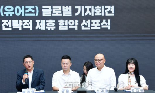 피나클엔터테인먼트의 박권영 대표, 글로벌 진출의 파트너 중국 엔터테인먼트 기업 럭키게이트 관계자(왕 봉, 소경홍, 목지원 대표). 사진ㅣ유용석 기자