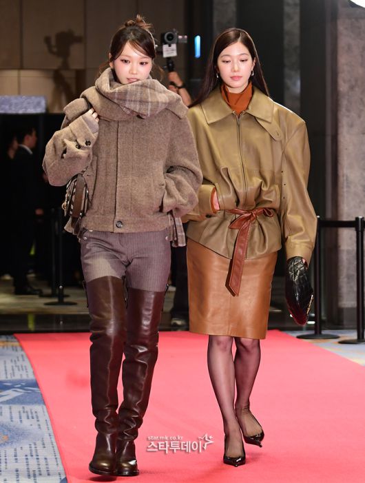 그룹 르세라핌 김채원(왼쪽)과 카즈하. <강영국 기자>