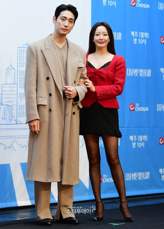 배우 윤박(왼쪽)과 김희선. <강영국 기자>