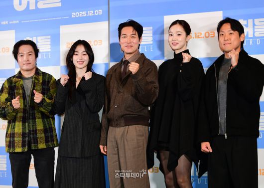 배우 이중옥(왼쪽부터), 권희송, 김영재, 최예빈, 한상욱 감독. <강영국 기자>