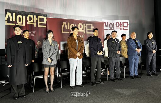 영화 ‘신의 악단’ 출연진과 감독. <강영국 기자>