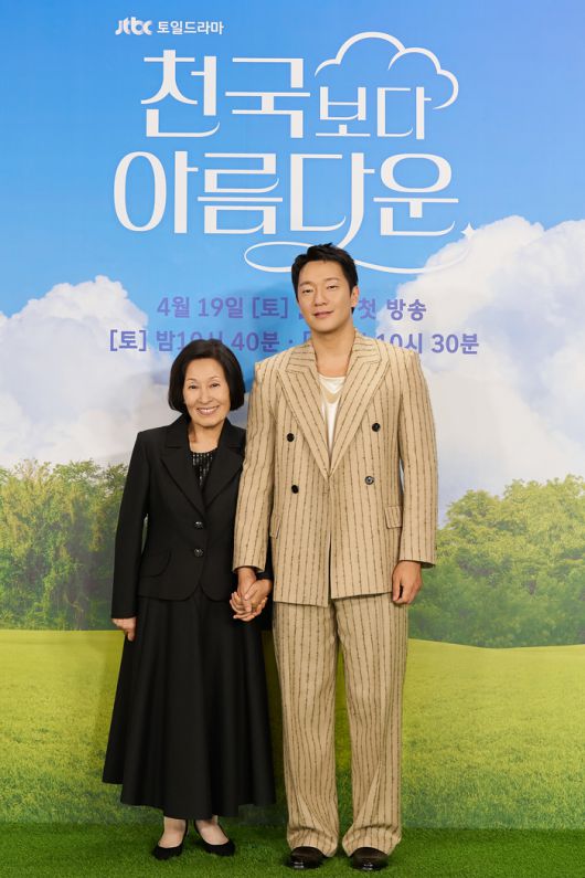 ‘천국보다 아름다운’ 제작발표회에 참석한 김혜자, 손석구. 사진| JTBC