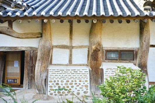 휘어진 기둥을 살린 개심사