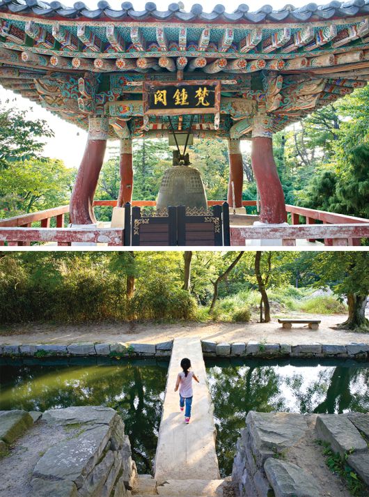 (위) 휘어진 기둥이 아름다운 개심사의 범종각 (아래) 개심사 외나무다리