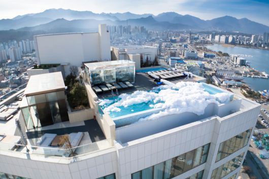 스카이21루프톱 인피니티풀은 주말과 공휴일에 5, 7, 9시 3번 운영되며 20시 이후에는 17세이상만 이용 가능하다(변동 가능).