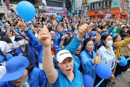21일 인천 남동구 구월동 로데오광장에서 열린 이재명 더불어민주당 대선 후보의 유세에서 시민들이 환호하고 있다. 2025.5.21 김현민 기자