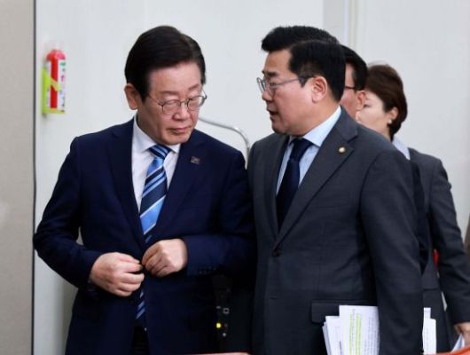 이재명 더불어민주당 대표와 박찬대 원내대표가 29일 국회에서 열린 최고위원회의에 참석하며 대화하고 있다. 김현민 기자