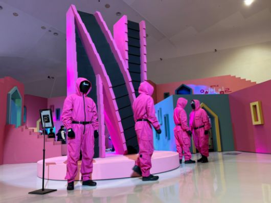 9일 오전 방문한 서울 동대문디자인플라자(DDP) 오징어 게임 시즌 2 체험존에서 핑크가드를 입은 스태프들이 공간을 이동 중이다/사진=황서율 기자chestnut@