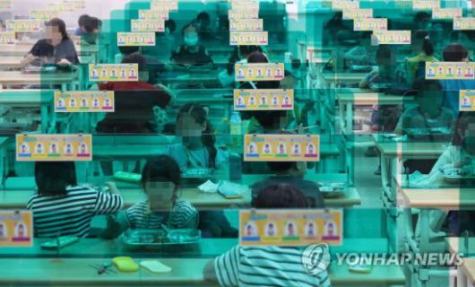 대전의 한 초등학교에서 거리두기하며 급식 먹는 학생들. [이미지출처=연합뉴스]
