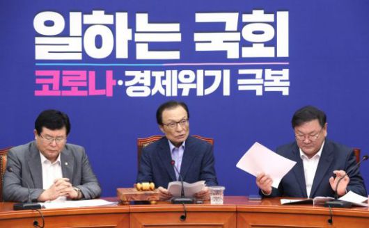 이해찬 더불어민주당 대표(가운데)가 3일 오전 서울 여의도 국회에서 열린 최고위원회의에서 발언하고 있다. [이미지출처=연합뉴스]