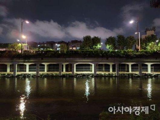 갤럭시노트20 울트라로 야간에 홍제천 일대를 촬영한 사진