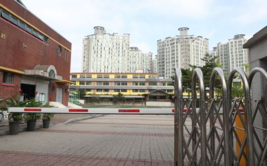 코로나19 지역 감염 확산으로 서울 성북구·강북구와 경기 용인시 전체, 경기 양평군 일부 소재 유치원·학교가 2주간 원격 수업을 하기로 한 18일 오전 서울 성북구 삼선초등학교가 썰렁한 모습이다. [이미지출처=연합뉴스]