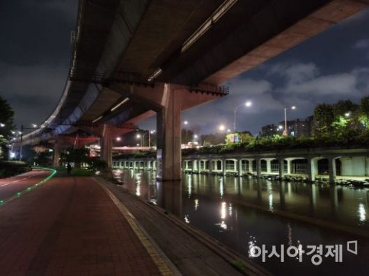 갤럭시노트20 울트라로 야간에 홍제천 일대를 촬영한 사진