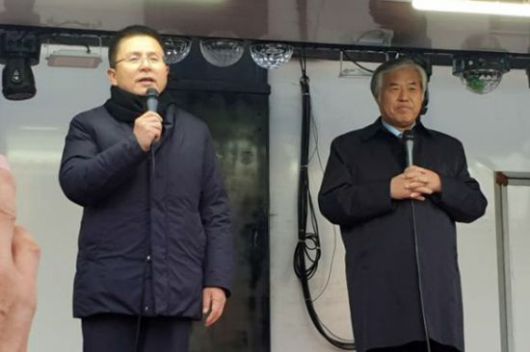 황교안(왼쪽) 전 자유한국당 대표가 지난해 11월20일 청와대 분수대 인근에서 열린 '문재인 하야 범국민투쟁본부' 주최 집회 당시 총괄대표인 전광훈 사랑제일교회 담임목사와 함께 연단에서 연설하는 모습. / 사진=연합뉴스