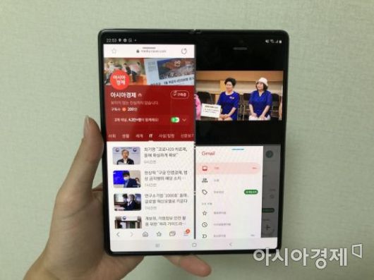 3개 앱을 동시에 실행하는 '멀티 윈도우 액티브'를 이용해 유튜브, 인터넷, 지메일 등 원하는 앱을 동시에 쓸 수 있다. 화면 크기 조절이나 배치 순서도 원하는 대로 바꿀 수 있다.