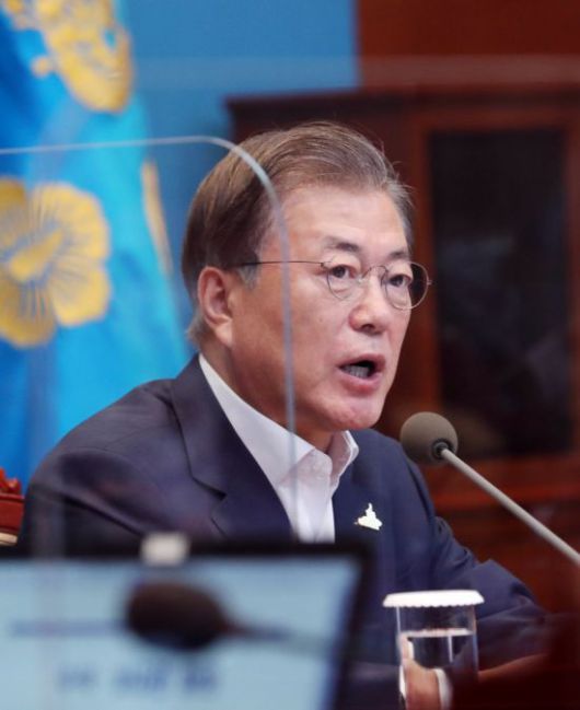 문재인 대통령이 지난달 31일 청와대에서 수석·보좌관 회의를 주재하고 있다.