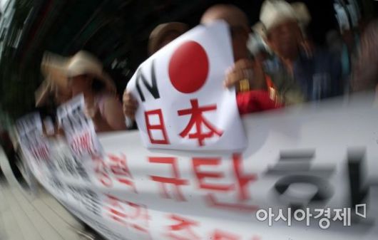 새시대 한국노인회 관계자들이 6일 서울 탑골공원 앞에서 일본 정부 규탄대회를 열고 경제보복 중단과 강제징용 피해자에 대한 사과, 배상 등을 촉구하고 있다./김현민 기자 kimhyun81@