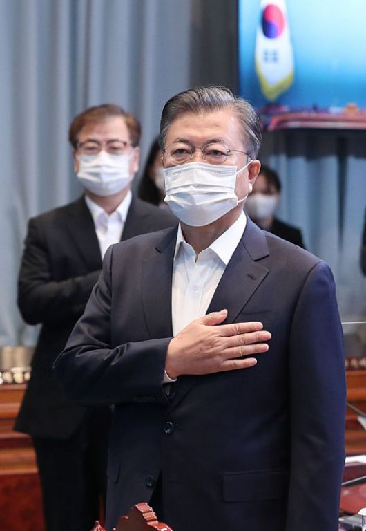 문재인 대통령이 6일 오전 청와대에서 열린 국무회의에서 국기에 경례하고 있다.