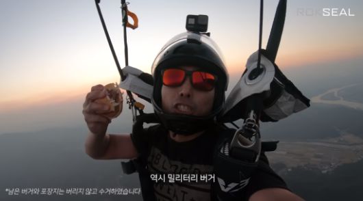 '가짜사나이'에 출연한 유튜버 이근(36) 예비역 해군 대위가 최근 각종 논란 속에서도 20일 자신의 유튜브에 1만3000피트(약 4km) 상공에서 햄버거를 먹으며 스카이다이빙을 하는 영상을 올렸다. 사진=이근대위 ROKSEAL 유튜브 영상 캡처.