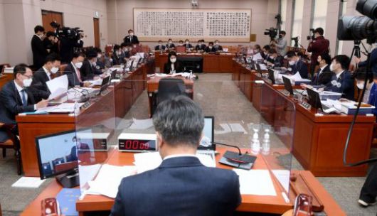 22일 오전 서울 여의도 국회 법제사법위원회에서 열린 대검찰청 국정감사에서 윤석열 검찰총장이 업무보고를 하고 있다. / 사진=연합뉴스