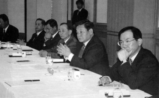 25일 서울 일원동 삼성서울병원에서 별세한 이건희 삼성 회장이 1997년 일본 전자 소그룹 사장단 회의를 주재하던 모습. [이미지출처=연합뉴스]