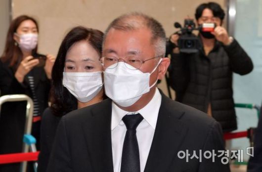 정의선 현대차그룹 회장이 26일 오전 고 이건희 삼성그룹 회장 빈소가 마련된 서울 강남구 서울삼성병원 장례식장에 들어서고 있다. 2020. 10. 26