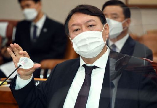 윤석열 검찰총장이 지난 22일 오전 서울 여의도 국회 법제사법위원회에서 열린 대검찰청 국정감사에서 답변하고 있다. 사진=연합뉴스