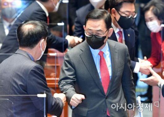 주호영 국민의힘 원내대표가 28일 국회에서 열린 의원총회에 참석, 의원들과 인사를 나누고 있다./윤동주 기자 doso7@