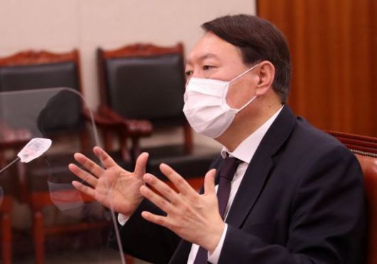 윤석열 검찰총장이 지난달 22일 서울 여의도 국회에서 열린 법제사법위원회의 대검찰청에 대한 국정감사에서 의원 질의에 답변하고 있다. / 사진=연합뉴스