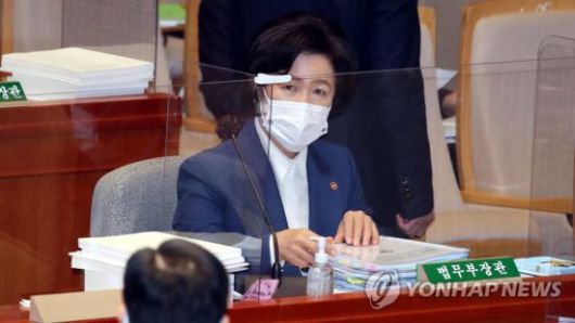 추미애 법무부 장관이 11일 오전 국회 예산결산특별위원회 전체회의에 참석하고 있다. [이미지출처=연합뉴스]