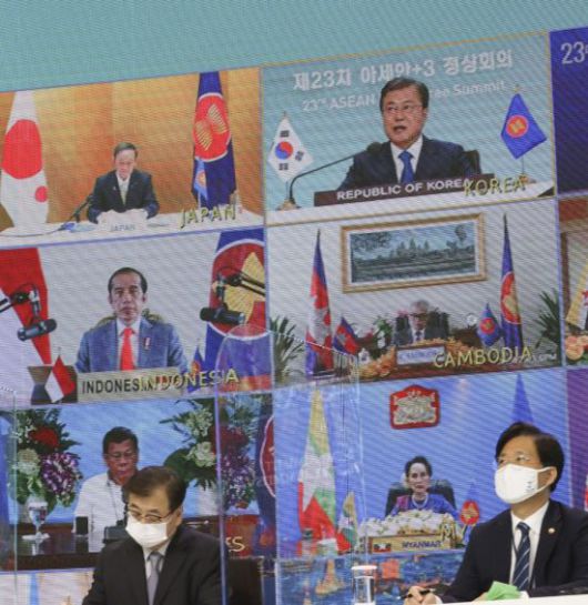 문재인 대통령(화면 위 오른쪽)이 14일 오후 청와대에서 열린 '아세안+3' 화상 정상회의에서 발언하고 있다. 스가 요시히데 일본 총리(화면 위 왼쪽)가 문 대통령 발언을 듣고 있다. 2020.11.14 [이미지출처=연합뉴스]