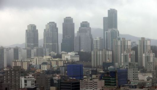 정부가 '서민·중산층 주거안정 지원 방안'을 발표한 지난 19일 오후 서울 강남구 아파트 단지 일대. / 사진=연합뉴스