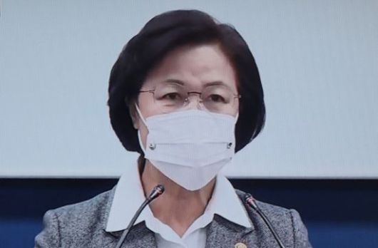 추미애 법무부 장관이 24일 오후 서울 서초구 서울고등검찰청 기자실에서 윤석열 검찰총장 감찰결과와 관련해 징계 청구 및 직무 배제의 이유를 설명하고 있다. [이미지출처=연합뉴스]