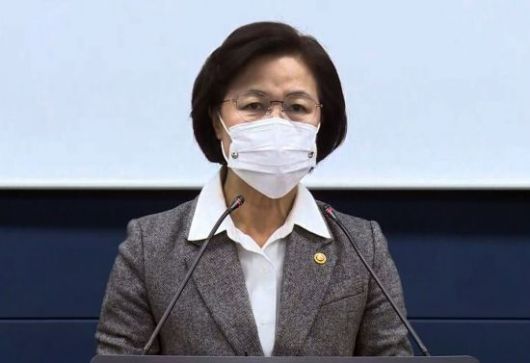 추미애 법무부 장관이 24일 오후 서울 서초구 서울고등검찰청 기자실에서 윤석열 검찰총장 감찰결과와 관련해 징계 청구 및 직무 배제의 이유를 설명하고 있다. 사진=연합뉴스