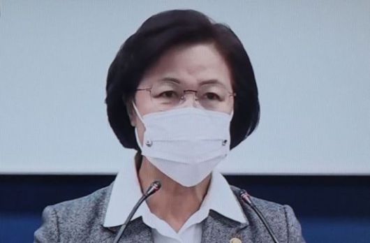 추미애 법무부 장관이 24일 오후 서울 서초구 서울고등검찰청 기자실에서 윤석열 검찰총장 감찰결과와 관련해 징계 청구 및 직무 배제의 이유를 설명하고 있다. / 사진=연합뉴스