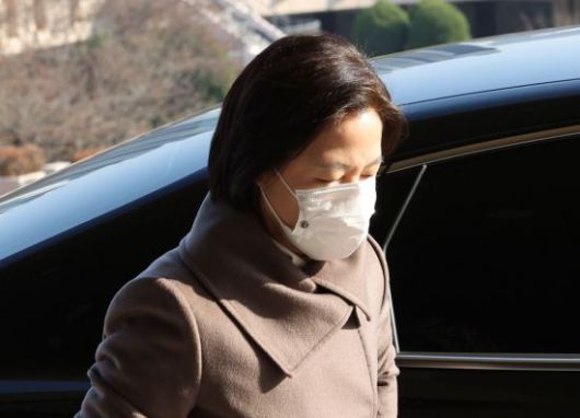 추미애 법무부 장관이 26일 오후 정부과천청사로 들어서고 있다. [이미지출처=연합뉴스]