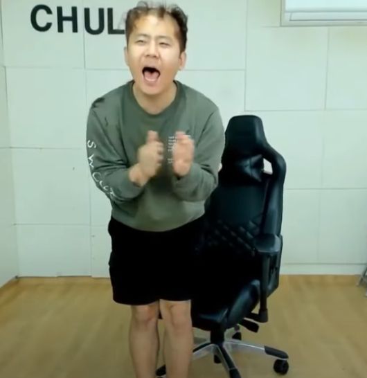 8일 BJ철구가 삭발한 뒤 별풍선을 받고 기립박수를 치고 있다. 사진=아프리카TV 철구 방송화면 캡처.