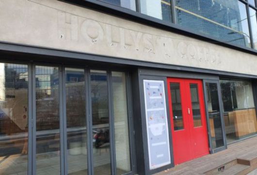 22일 종각 젊음의 거리의 한 건물에 과거 프랜차이즈 카페였음을 알리는 간판 흔적만 남아있다.