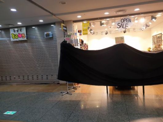 서울 고속터미널 지하상가 코로나19 이후 손님이 끊기자 임시휴업, 정리세일에 들어간 점포가 늘고 있다.