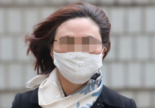 자녀 입시비리와 사모펀드 투자 의혹 등 혐의로 재판에 넘겨진 조국 전 법무부 장관의 부인 정경심 동양대 교수가 지난 23일 오후 서울 서초구 서울중앙지법에서 열리는 1심 선고공판에 출석하고 있다. [이미지출처=연합뉴스]