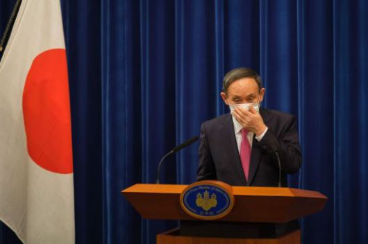 스가 요시히데 일본 총리가 지난해 12월 25일 도쿄 총리관저에서 신종 코로나바이러스 감염증(코로나19) 관련 기자회견을 마친 뒤 마스크를 착용하고 있다. 지난 9월 16일 취임한 스가 총리는 이날로 취임 100일째를 맞았다. [이미지출처=연합뉴스]