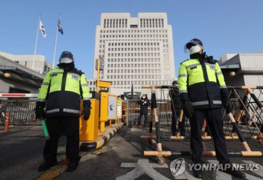 박근혜 전 대통령의 재상고심 선고 공판이 열리는 14일 오전 서울 서초구 대법원 앞에서 경찰이 만약의 사태에 대비해 출입을 통제하고 있다. 사진=연합뉴스