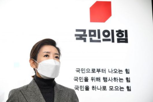 나경원 국민의힘 전 의원이 18일 오전 서울 여의도 국민의힘 당사에서 서울시장 보궐선거 경선 후보등록을 마친 뒤 질문에 답하고 있다. / 사진=연합뉴스