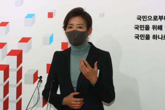 나경원 전 국민의힘 의원이 24일 오후 서울 여의도 국민의힘 중앙당사에서 열린 4.7 서울시장 보궐선거 공천 신청자 면접을 마친 뒤 취재진과 질의응답을 하고 있다. [이미지출처=연합뉴스]