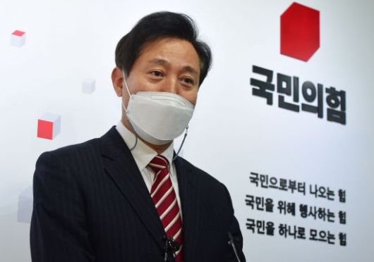 국민의힘 소속 오세훈 전 서울시장이 24일 서울 여의도 국민의힘 중앙당사에서 열린 4.7 서울시장 보궐선거 공천 신청자 면접을 마친 뒤 답변하고 있다. [이미지출처=연합뉴스]