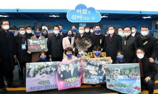 문재인 대통령이 지난 5일 전남 신안군 임자2대교에서 열린 '세계 최대 해상풍력단지 48조원 투자협약식' 체결 후 전남도청 공무원들과 기념촬영을 하고 있다. /사진=청와대사진기자단