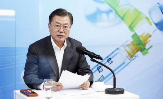 문재인 대통령이 18일 오후 전북 군산시 코로나19 백신접종용 최소잔여형(LDS) 주사기 생산시설인 풍림파마텍에서 열린 현장간담회에서 발언하고 있다. [이미지출처=연합뉴스]